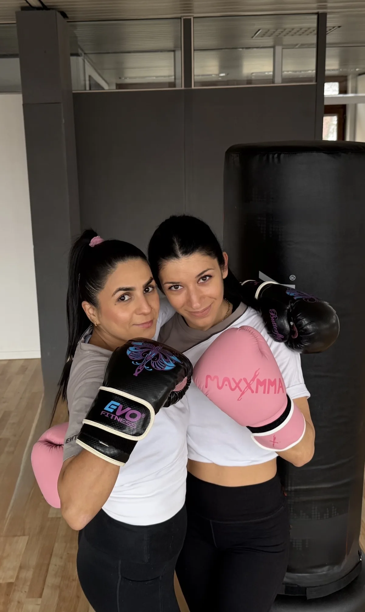 Zwei Teilnehmerinnen mit Boxhandschuhen – Gemeinschaft beim Training