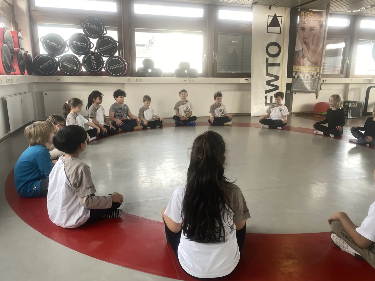 Kinder im Sitzkreis beim WingTsun Training