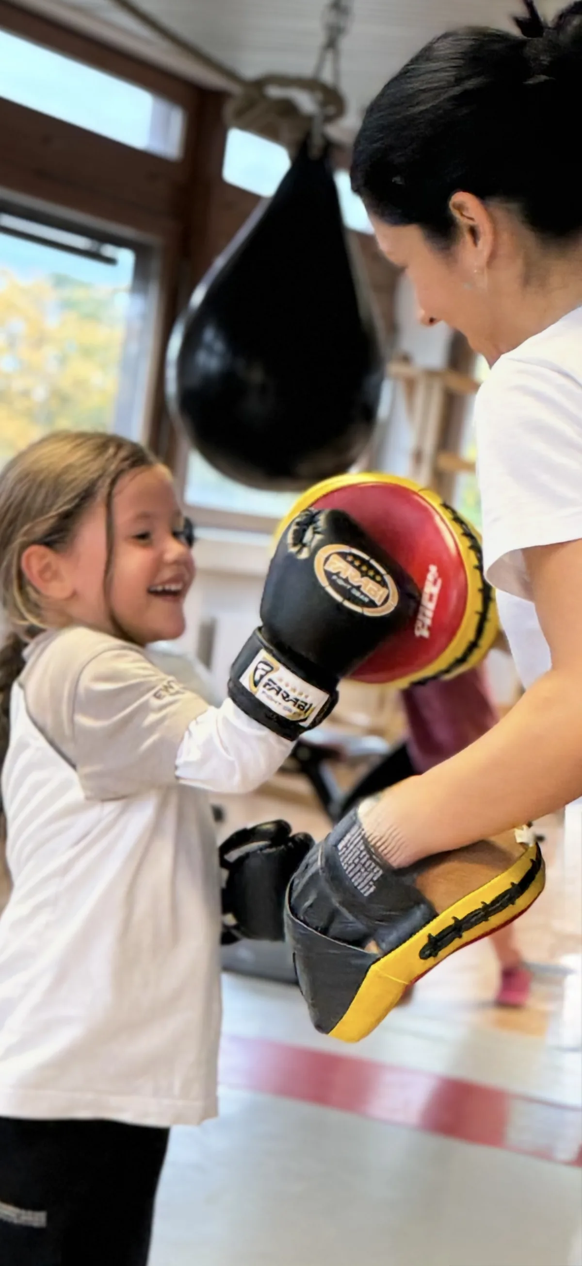 Mädchen lacht beim WingTsun Training mit Trainerin